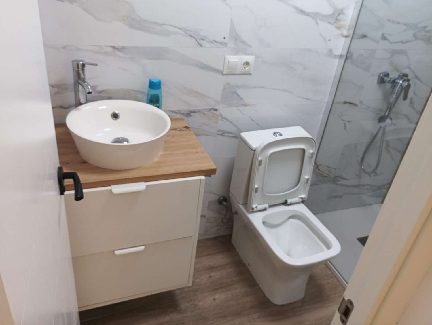 SE VENDE BONITO APARTAMENTO DE TRES DORMITORIOS EN BENALMADENA