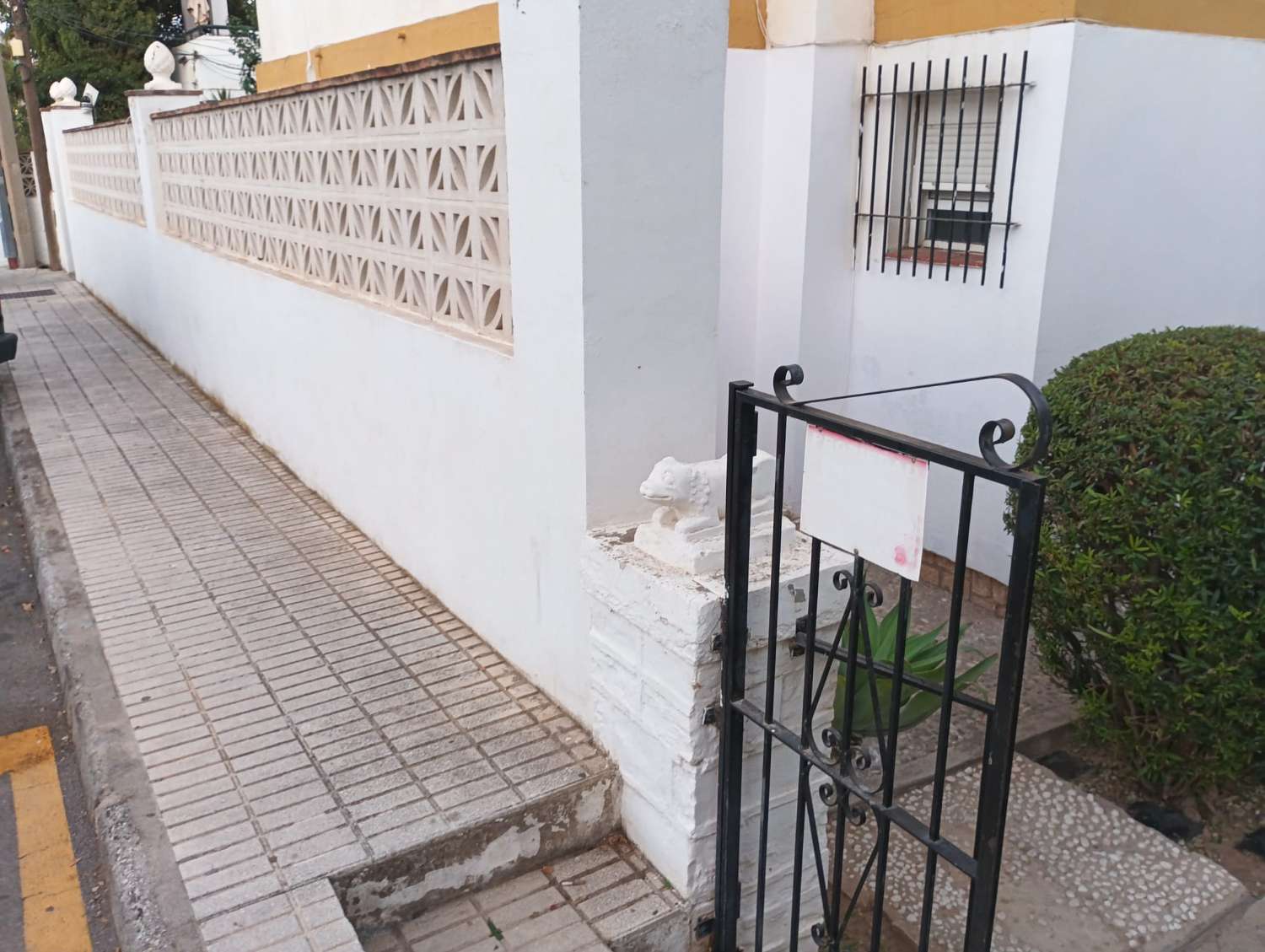 SE VENDE BONITO APARTAMENTO DE TRES DORMITORIOS EN BENALMADENA