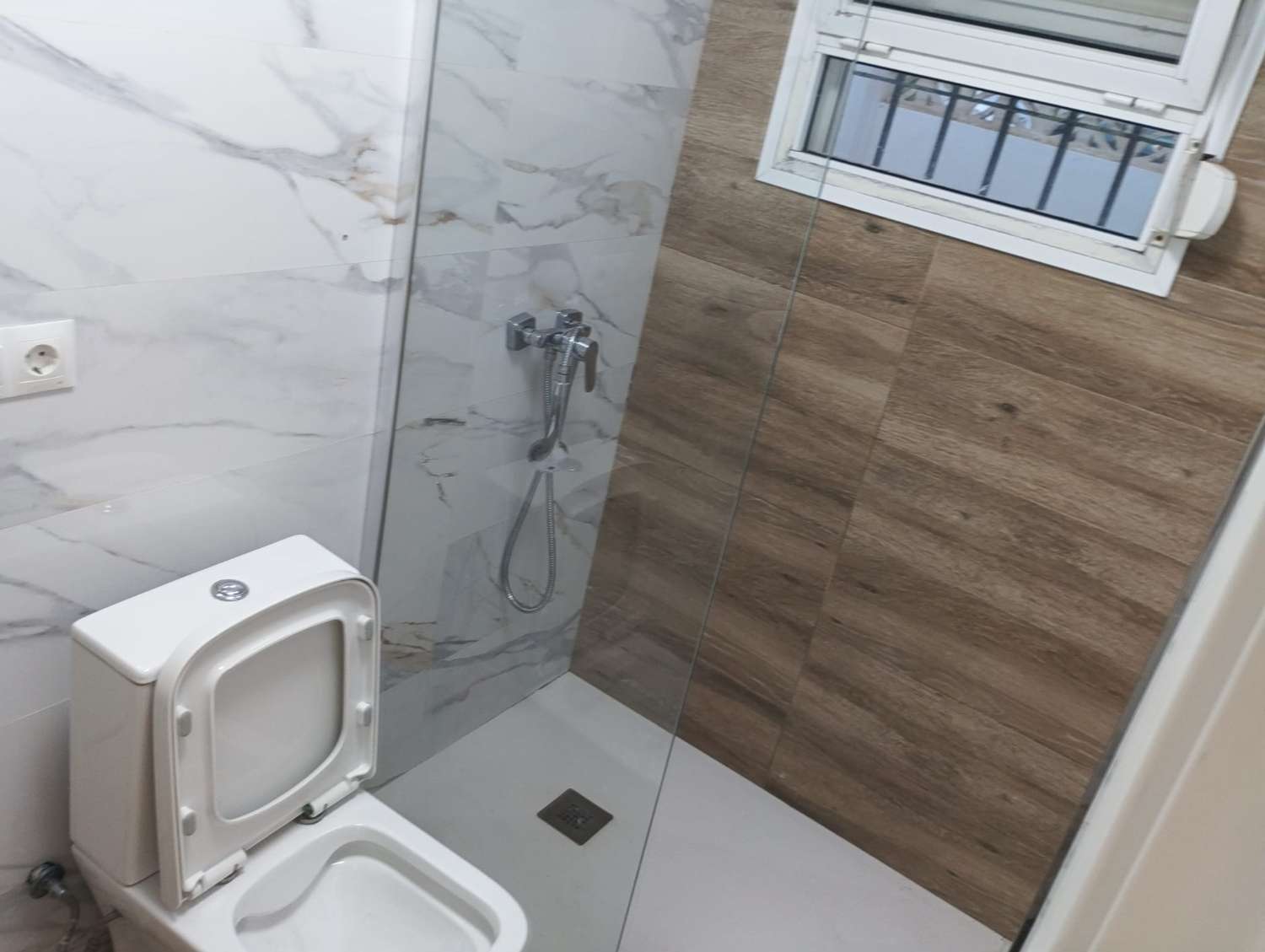 SE VENDE BONITO APARTAMENTO DE TRES DORMITORIOS EN BENALMADENA