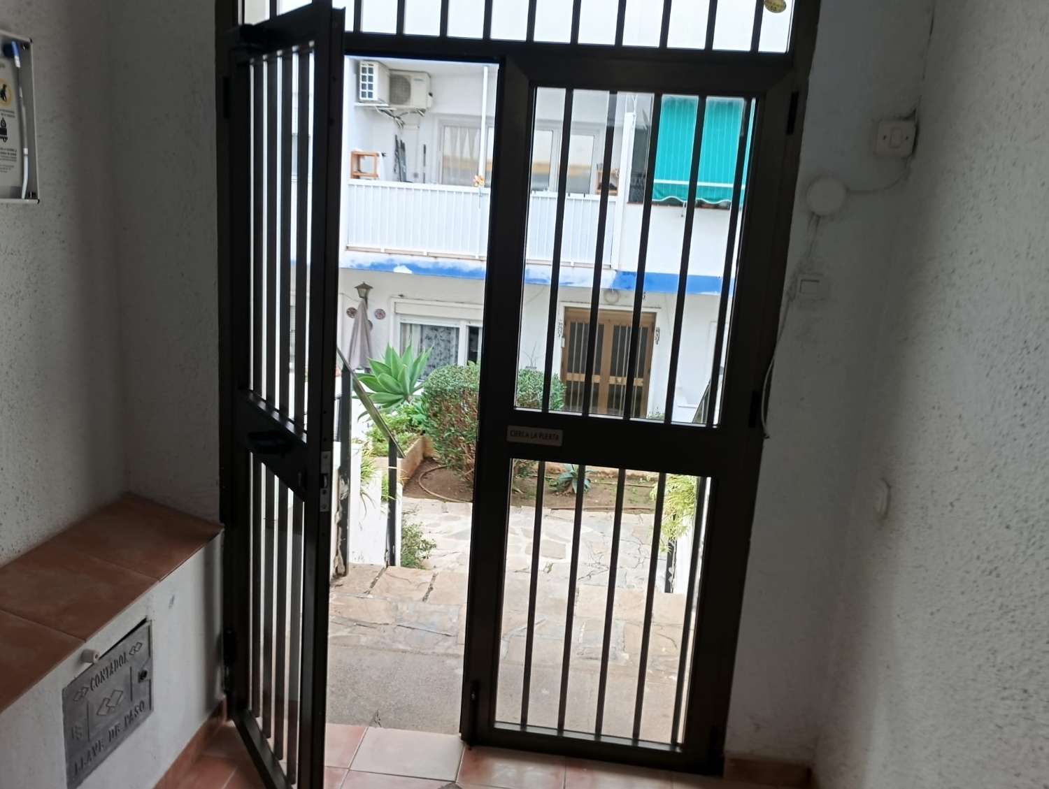 SE VENDE BONITO APARTAMENTO DE TRES DORMITORIOS EN BENALMADENA