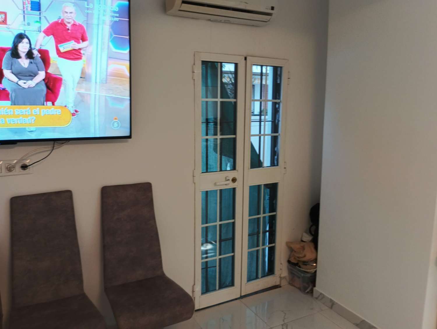 SE VENDE BONITO APARTAMENTO DE TRES DORMITORIOS EN BENALMADENA