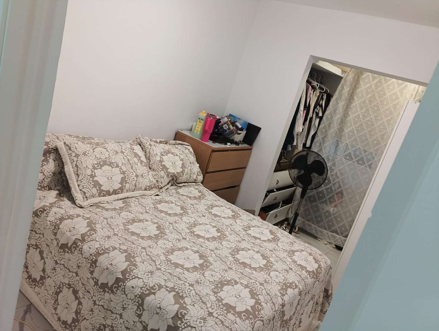 SE VENDE BONITO APARTAMENTO DE TRES DORMITORIOS EN BENALMADENA