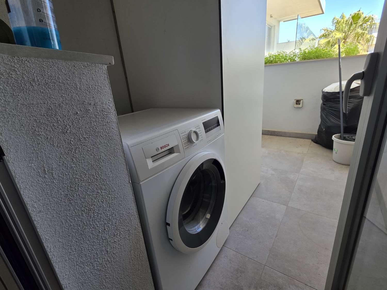 Langfristig gemietet, eine prächtige, moderne Wohnung mit Blick auf das Meer, von vorne