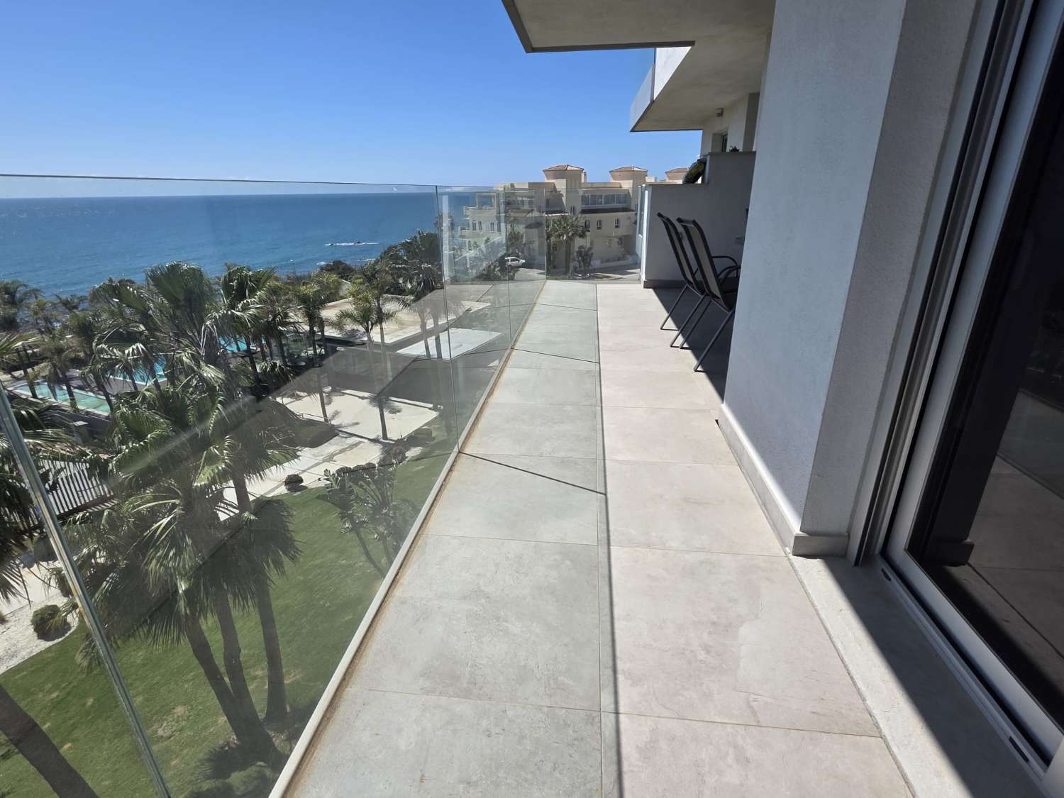 Langfristig gemietet, eine prächtige, moderne Wohnung mit Blick auf das Meer, von vorne