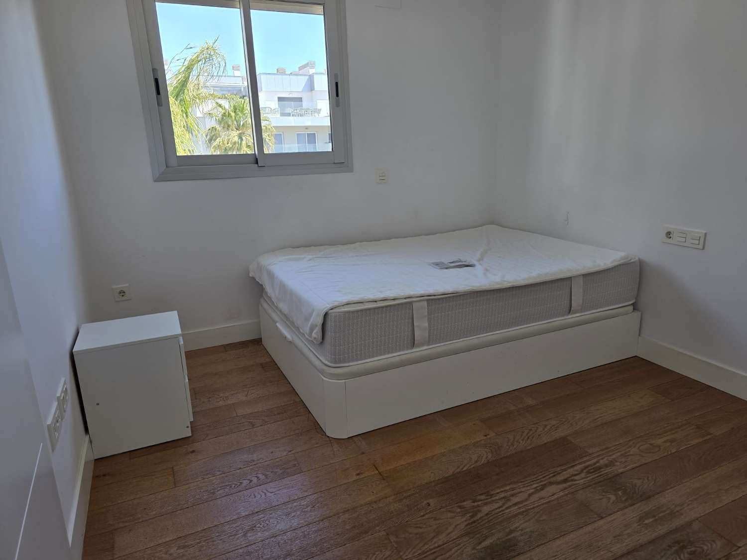 Langfristig gemietet, eine prächtige, moderne Wohnung mit Blick auf das Meer, von vorne