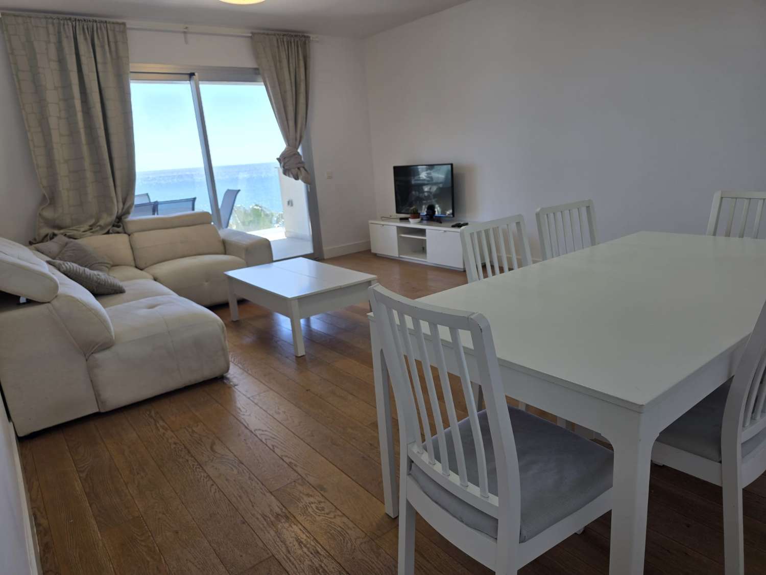 Langfristig gemietet, eine prächtige, moderne Wohnung mit Blick auf das Meer, von vorne