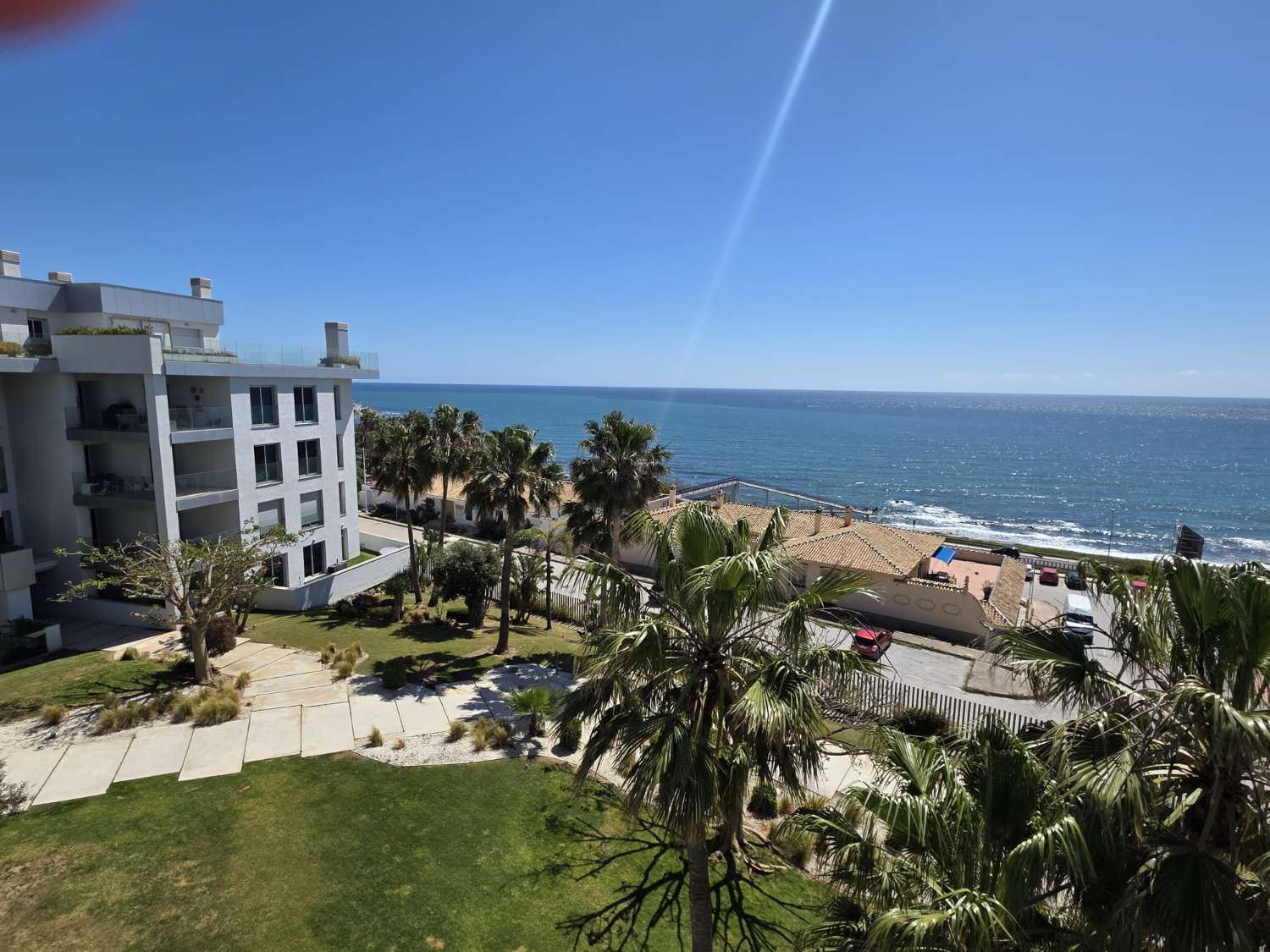 Langfristig gemietet, eine prächtige, moderne Wohnung mit Blick auf das Meer, von vorne