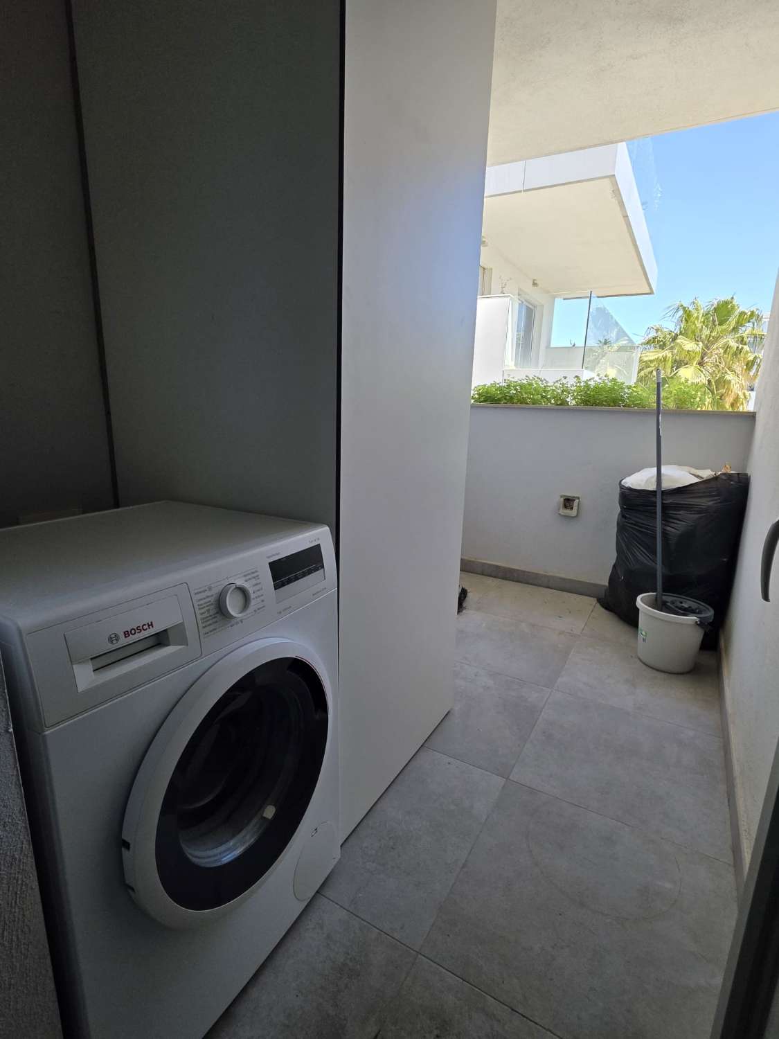 Langfristig gemietet, eine prächtige, moderne Wohnung mit Blick auf das Meer, von vorne