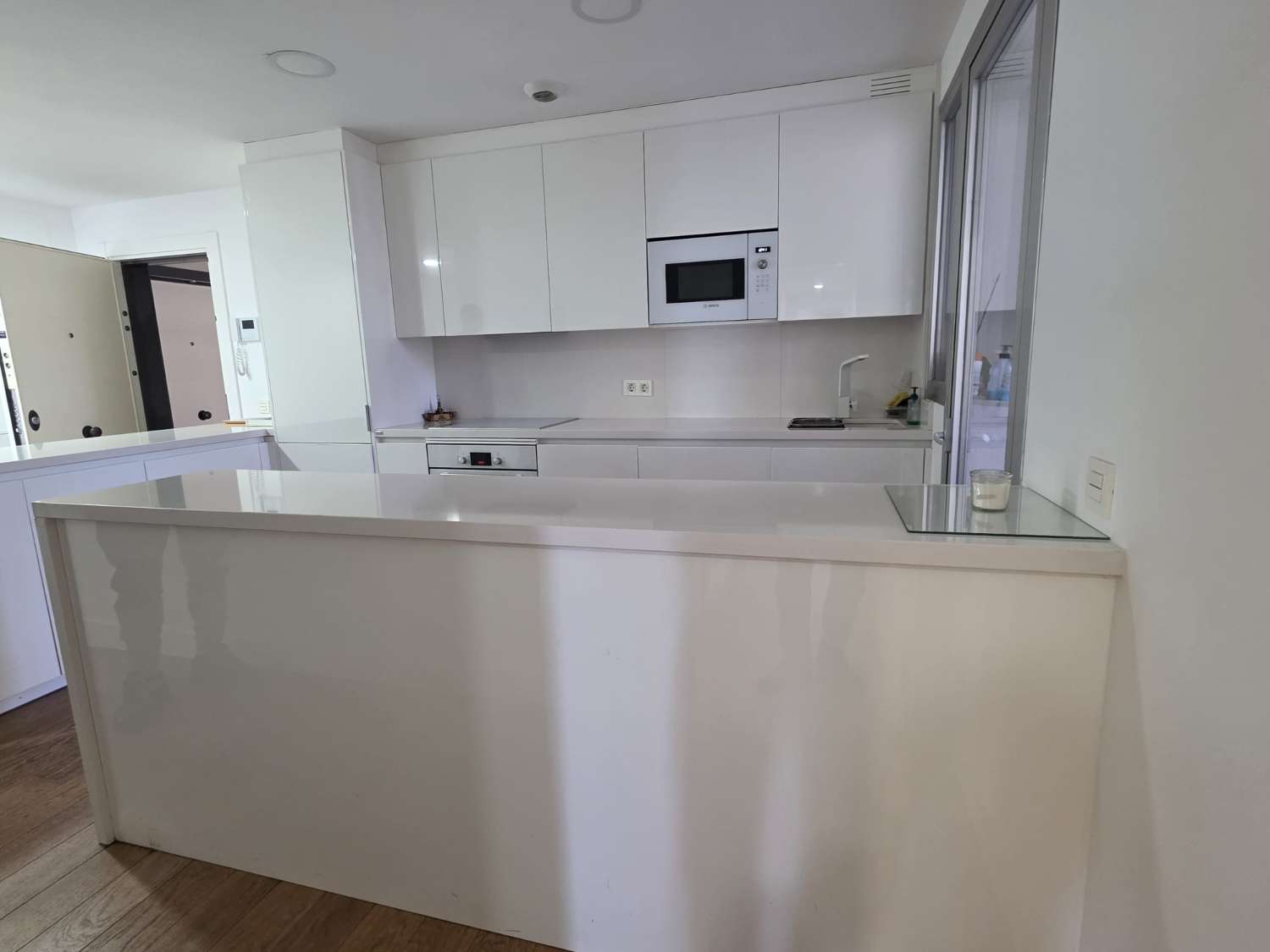 Langfristig gemietet, eine prächtige, moderne Wohnung mit Blick auf das Meer, von vorne