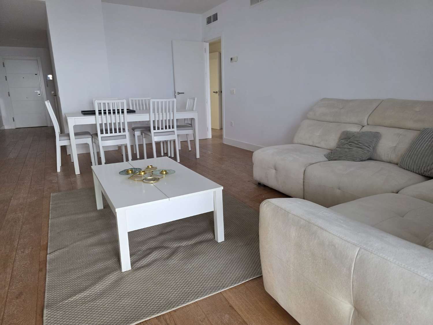 Se alquila para larga temporada, magnífico apartamento moderno con vistas frontales al mar en Mijas