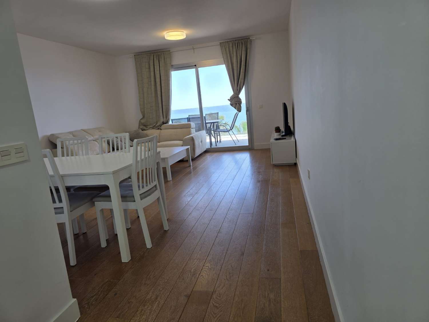 Langfristig gemietet, eine prächtige, moderne Wohnung mit Blick auf das Meer, von vorne