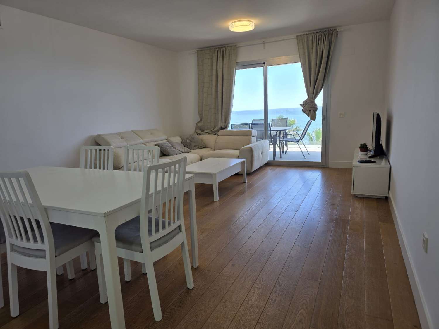 Langfristig gemietet, eine prächtige, moderne Wohnung mit Blick auf das Meer, von vorne