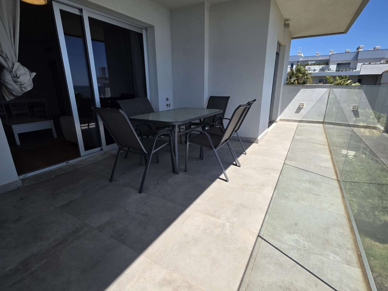 Langfristig gemietet, eine prächtige, moderne Wohnung mit Blick auf das Meer, von vorne