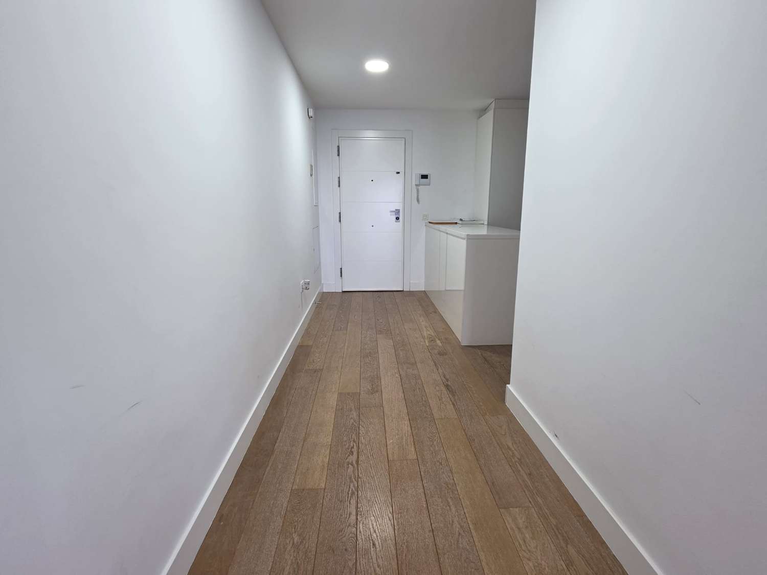 Langfristig gemietet, eine prächtige, moderne Wohnung mit Blick auf das Meer, von vorne