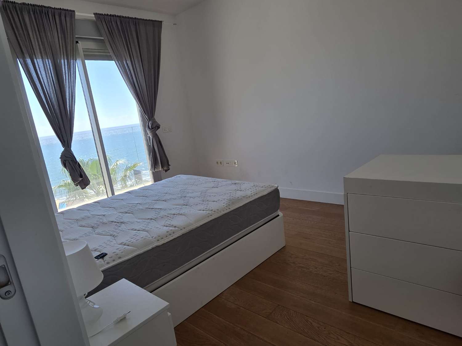 Langfristig gemietet, eine prächtige, moderne Wohnung mit Blick auf das Meer, von vorne