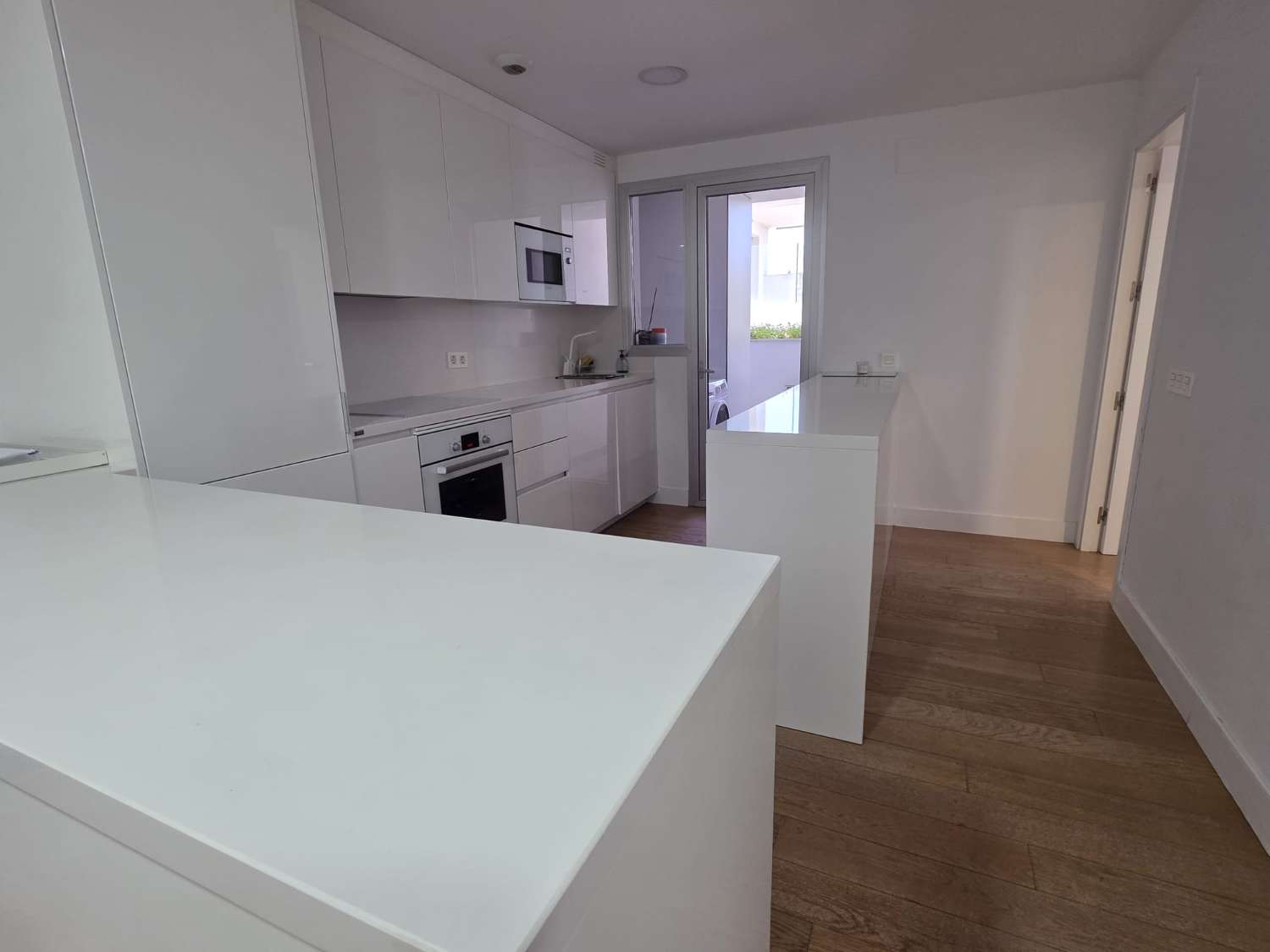 Langfristig gemietet, eine prächtige, moderne Wohnung mit Blick auf das Meer, von vorne