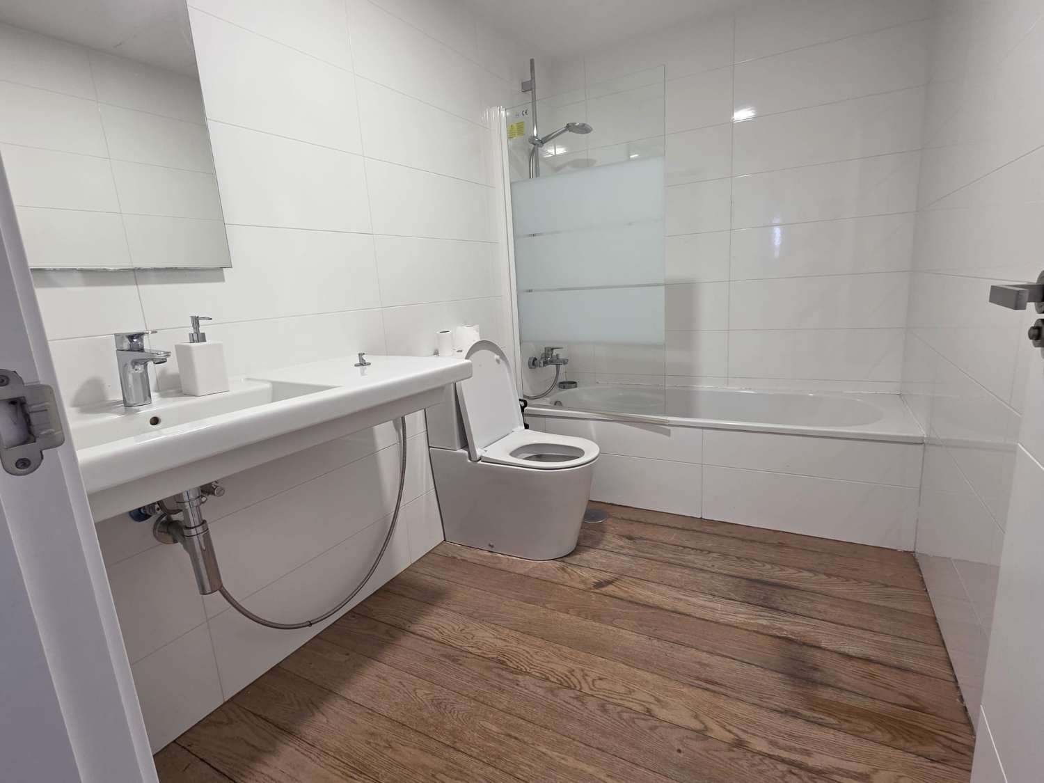 Langfristig gemietet, eine prächtige, moderne Wohnung mit Blick auf das Meer, von vorne