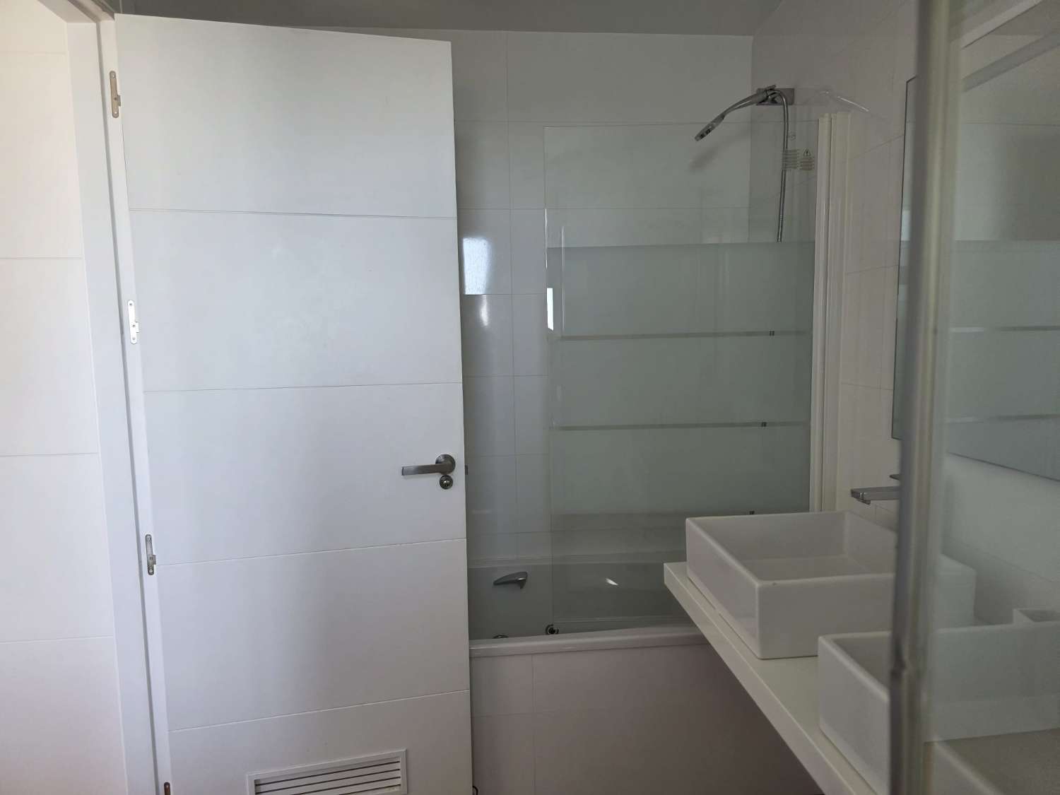 Langfristig gemietet, eine prächtige, moderne Wohnung mit Blick auf das Meer, von vorne