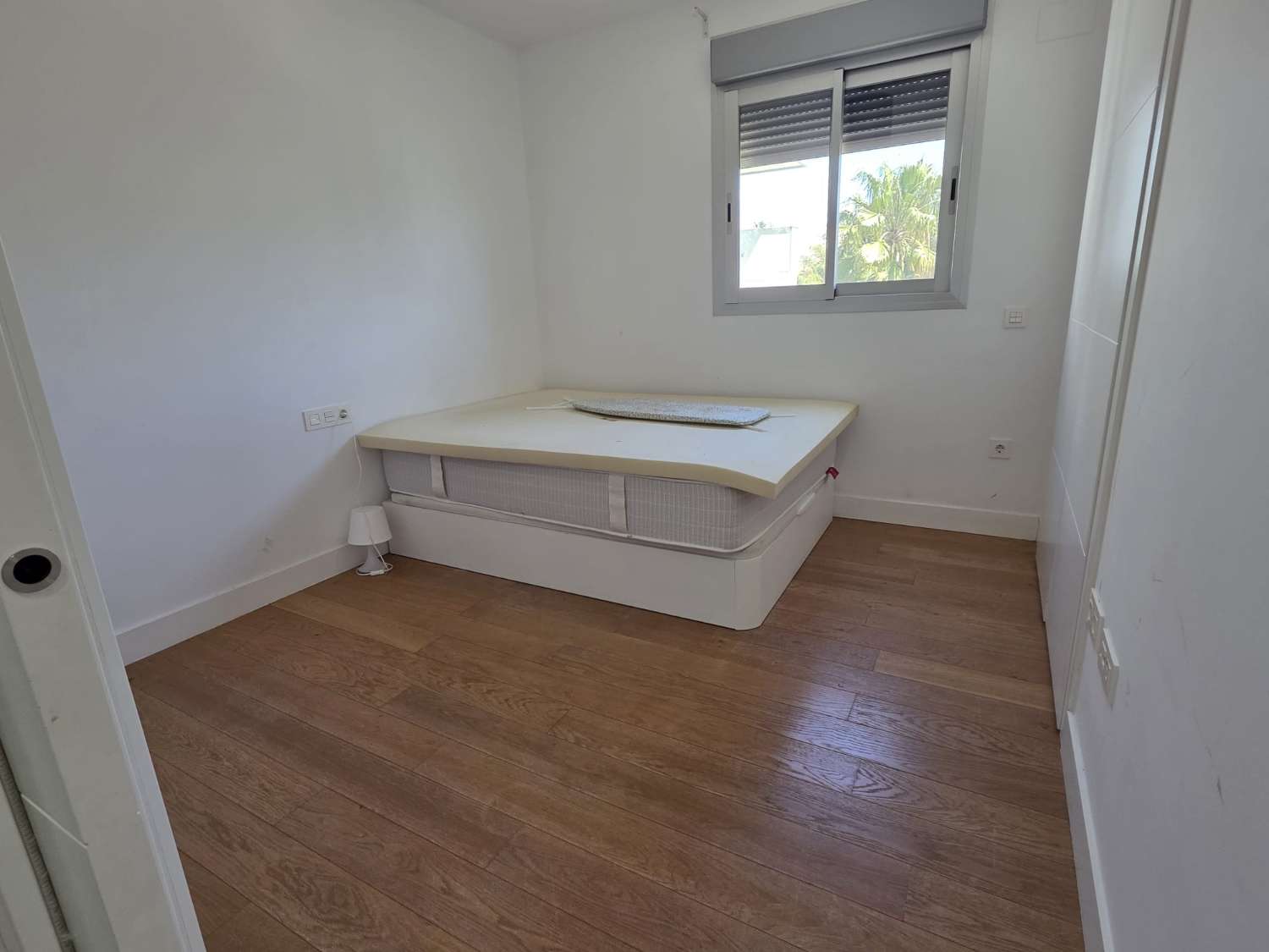 Langfristig gemietet, eine prächtige, moderne Wohnung mit Blick auf das Meer, von vorne