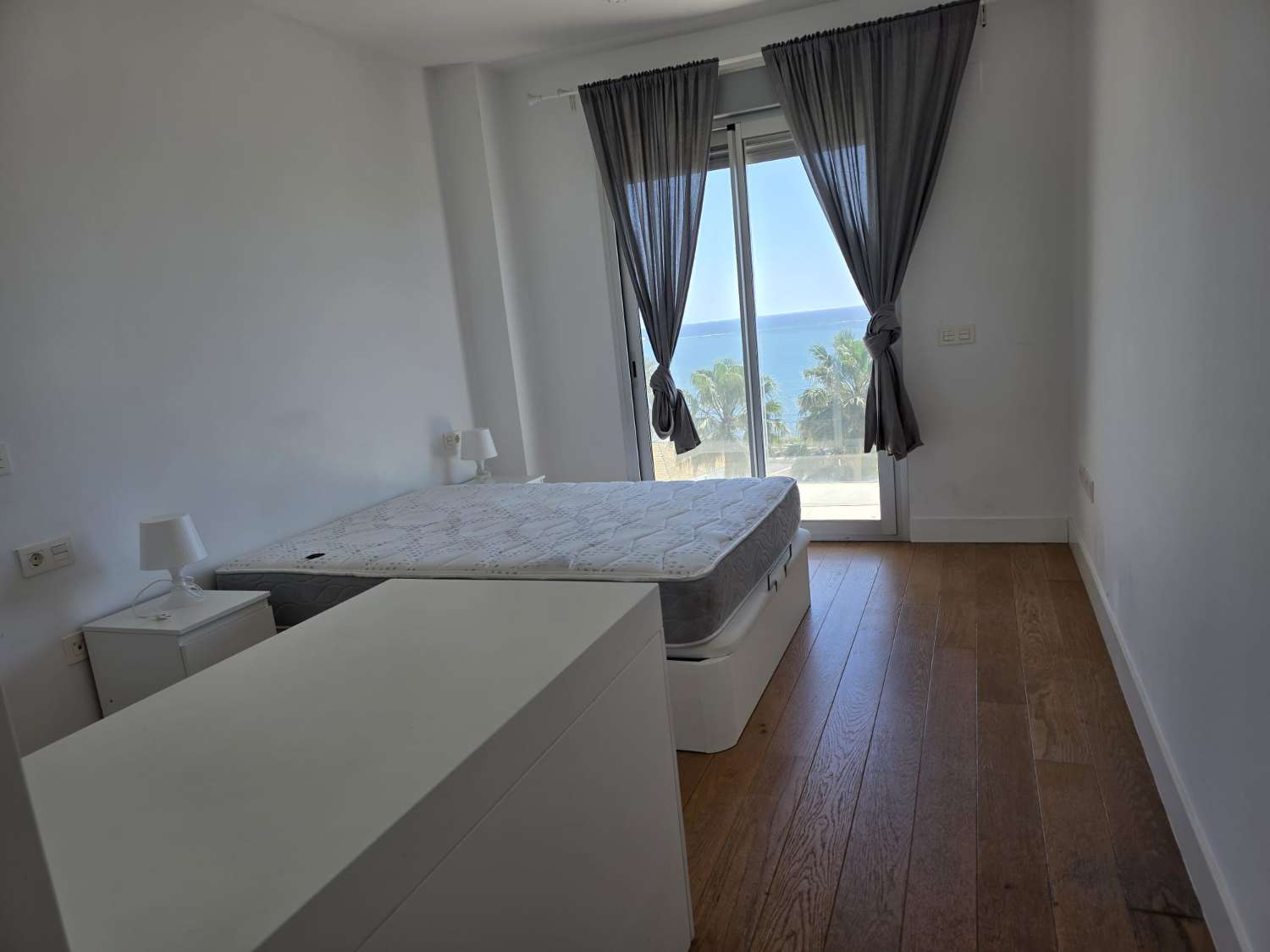 Langfristig gemietet, eine prächtige, moderne Wohnung mit Blick auf das Meer, von vorne