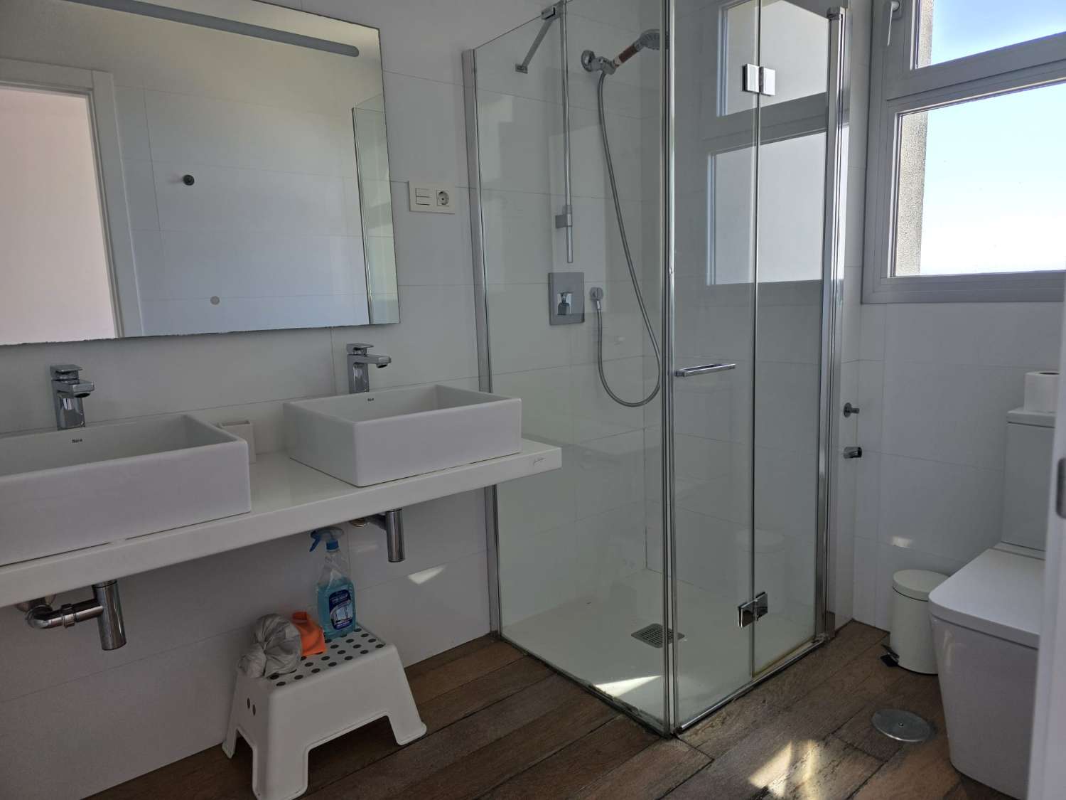 Langfristig gemietet, eine prächtige, moderne Wohnung mit Blick auf das Meer, von vorne