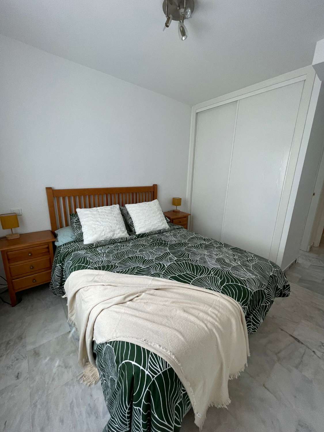 Vanaf nu een uitstekend appartement met drie slaapkamers te huur in Benalmadena