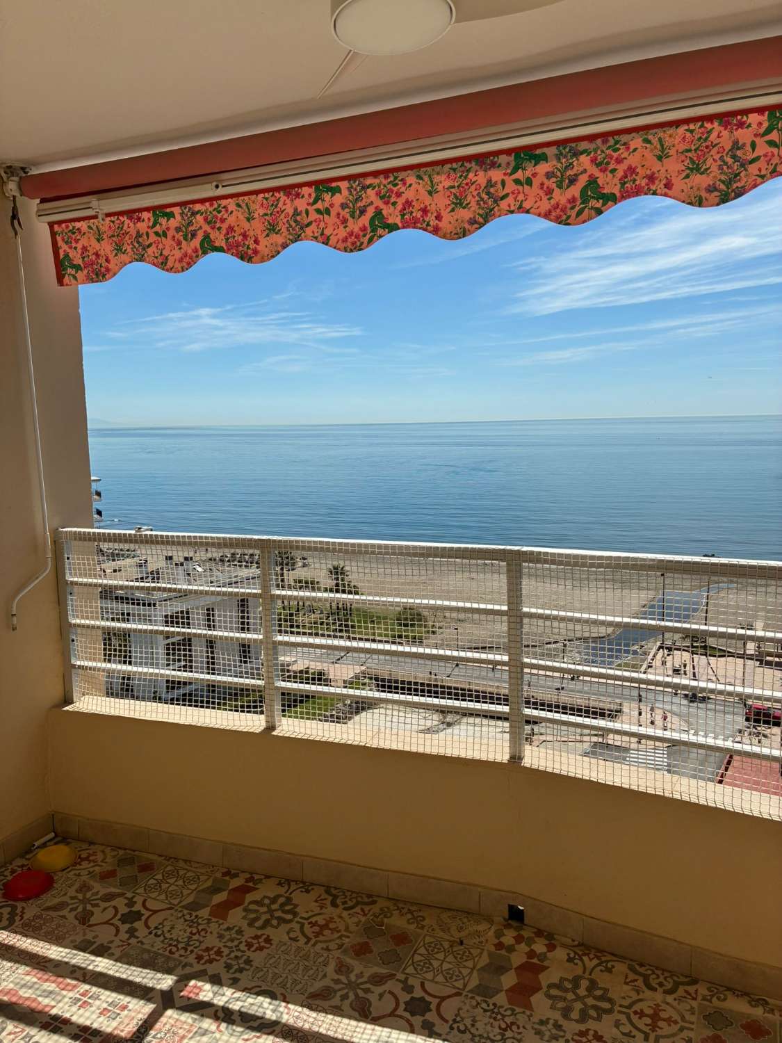 Se alquila desde 01.09.26-30.06.27 bonito estudio con vistas al mar en 1ª línea de playa Los Boliches en Fuengirola