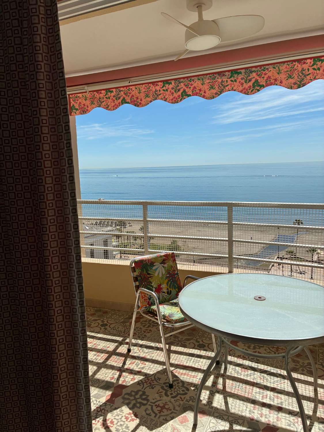 Se alquila desde 01.09.26-30.06.27 bonito estudio con vistas al mar en 1ª línea de playa Los Boliches en Fuengirola