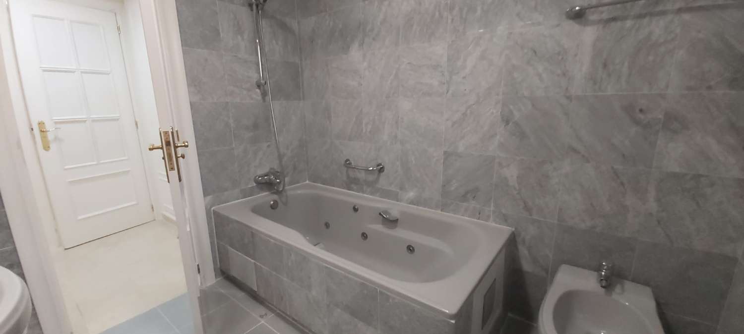 Lungo termine - Magnifico attico luminoso con 3 camere da letto in affitto a Benalmadena