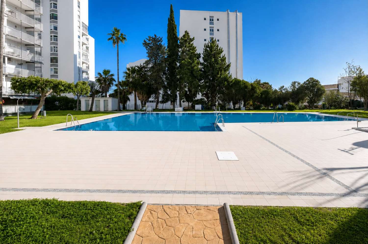 MEDIA TEMPORADA . SE ALQUILA DESDE 01/10/2026- 30/05/2027 BONITO APARTAMENTO EN ZONA ARROYO DE LA MIEL(BENALMADENA)