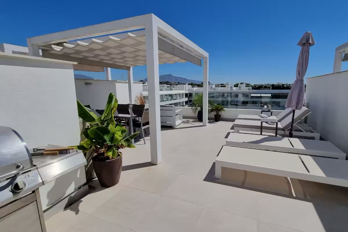 Langetermijnpenthouse met zeezicht te huur in Estepona