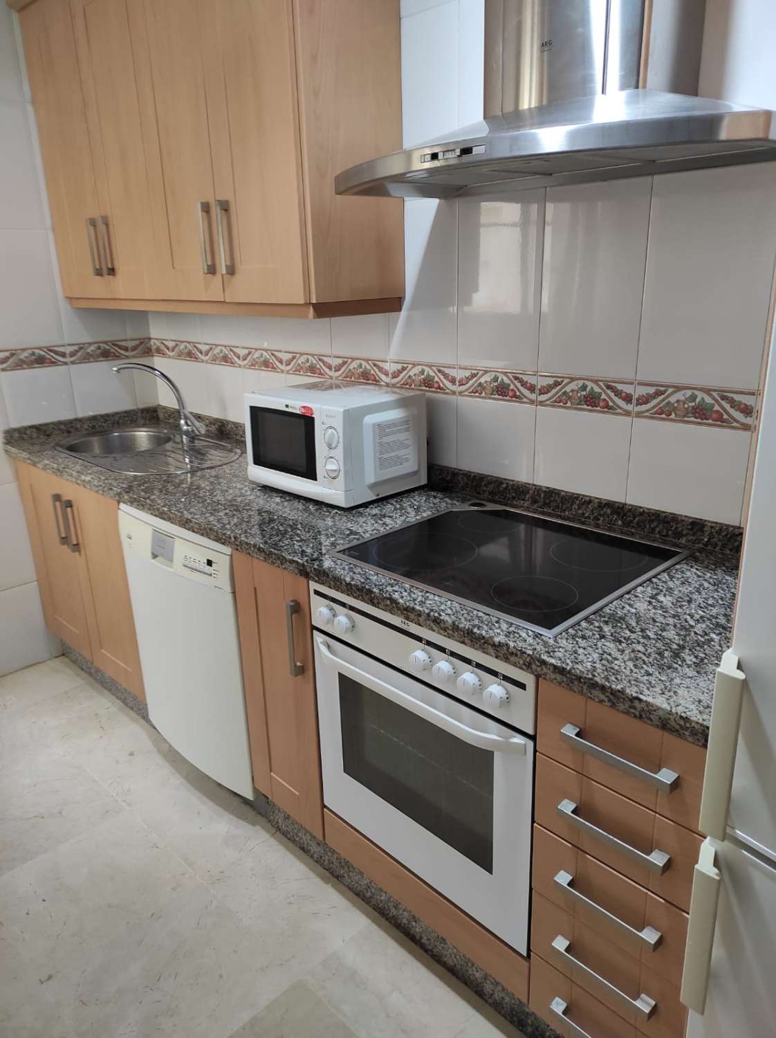 SE ALQUILA HERMOSO APARTAMENTO PARA LARGA TEMPORADA EN TORREQUEBRADA (BENALMÁDENA).
