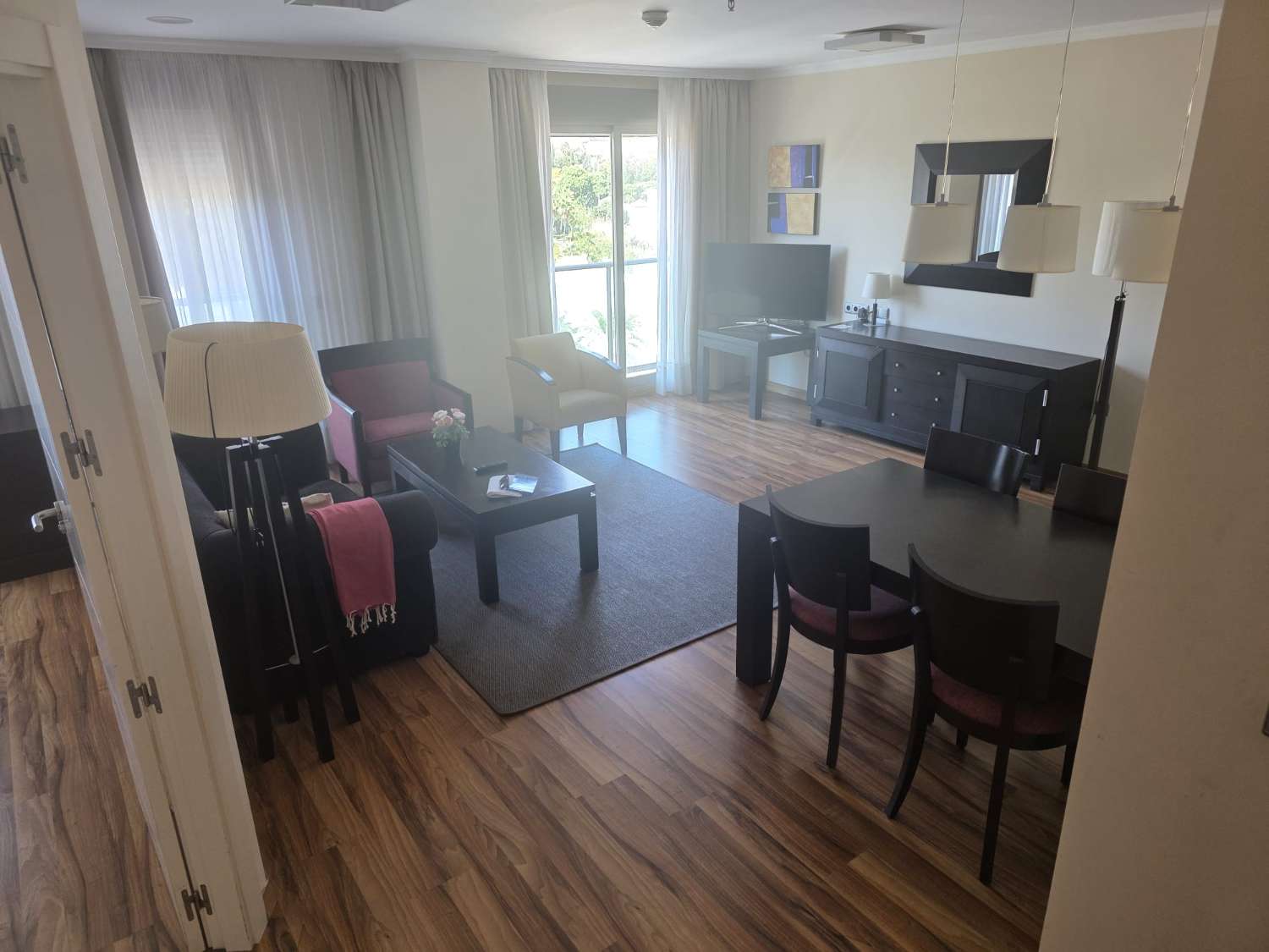 Se alquila desde 12/10/2026 hasta 31/05/2027  magnifico apartamento situado muy cerca de la playa en  Benalmádena acon suministros incluidos