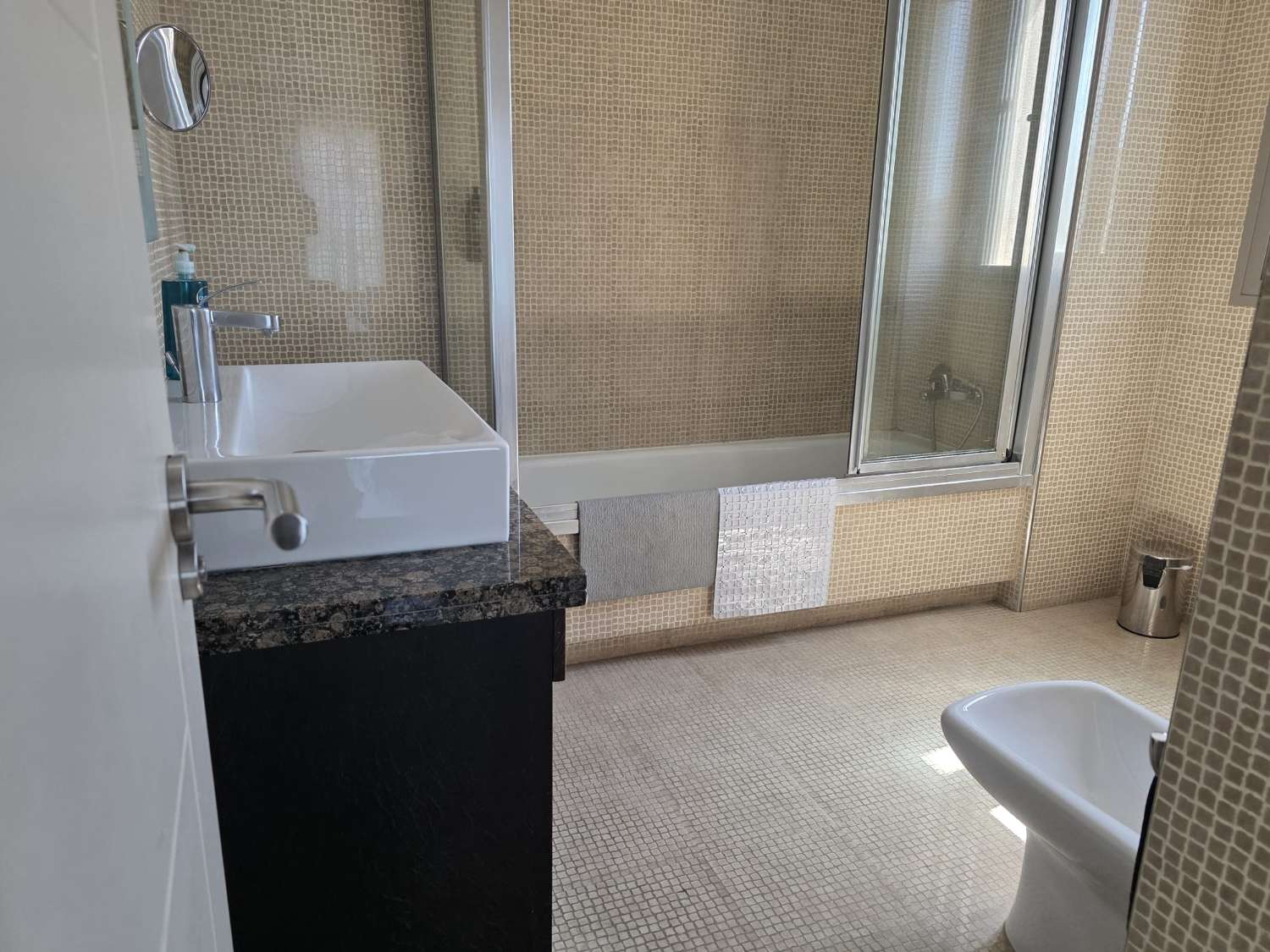 Se alquila desde 12/10/2026 hasta 31/05/2027  magnifico apartamento situado muy cerca de la playa en  Benalmádena acon suministros incluidos