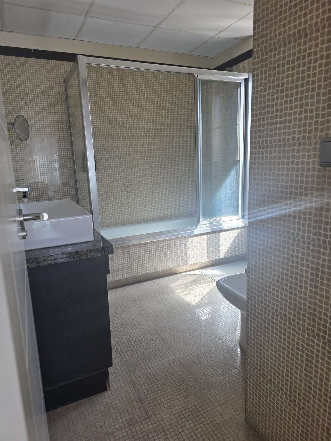 Se alquila desde 12/10/2026 hasta 31/05/2027  magnifico apartamento situado muy cerca de la playa en  Benalmádena acon suministros incluidos