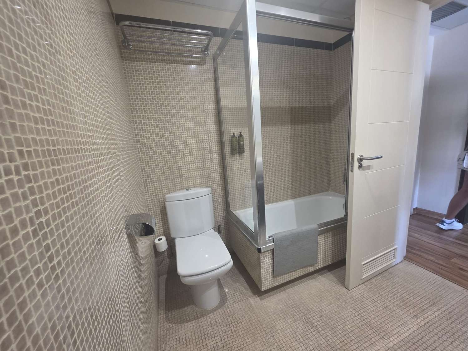 Se alquila desde 12/10/2026 hasta 31/05/2027  magnifico apartamento situado muy cerca de la playa en  Benalmádena acon suministros incluidos