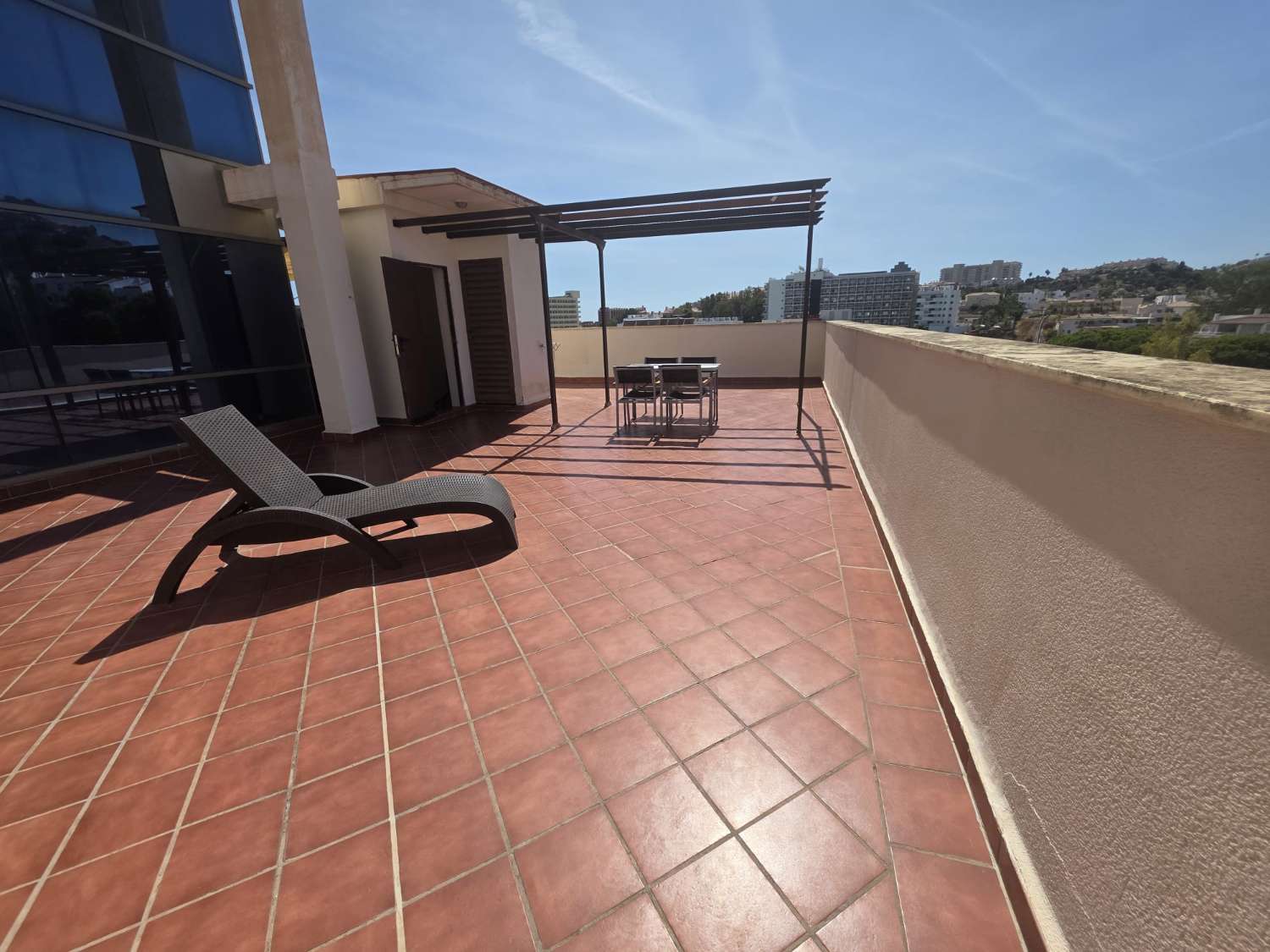 Se alquila desde 12/10/2026 hasta 31/05/2027  magnifico apartamento situado muy cerca de la playa en  Benalmádena acon suministros incluidos