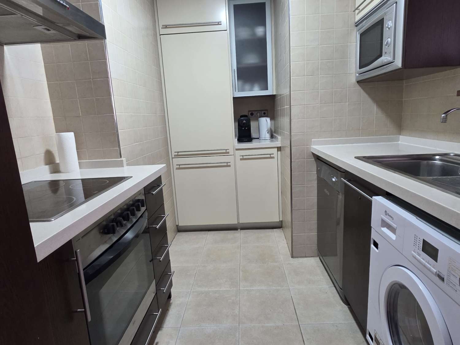 Se alquila desde 12/10/2026 hasta 31/05/2027  magnifico apartamento situado muy cerca de la playa en  Benalmádena acon suministros incluidos