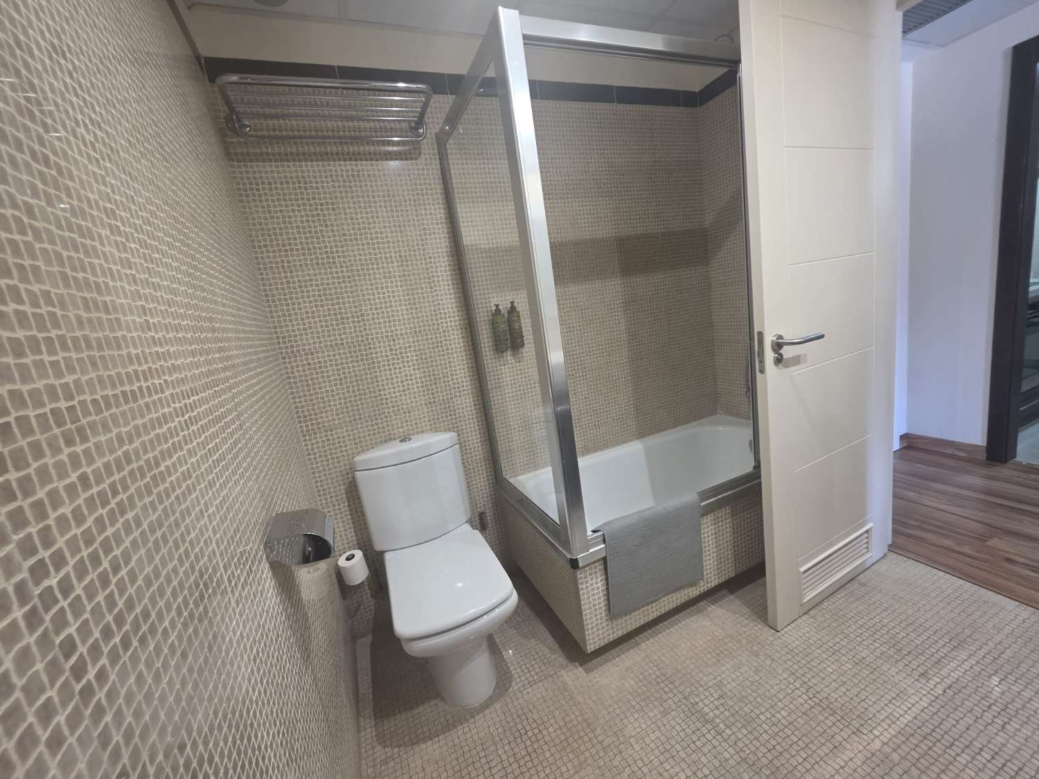 Se alquila desde 12/10/2026 hasta 31/05/2027  magnifico apartamento situado muy cerca de la playa en  Benalmádena acon suministros incluidos
