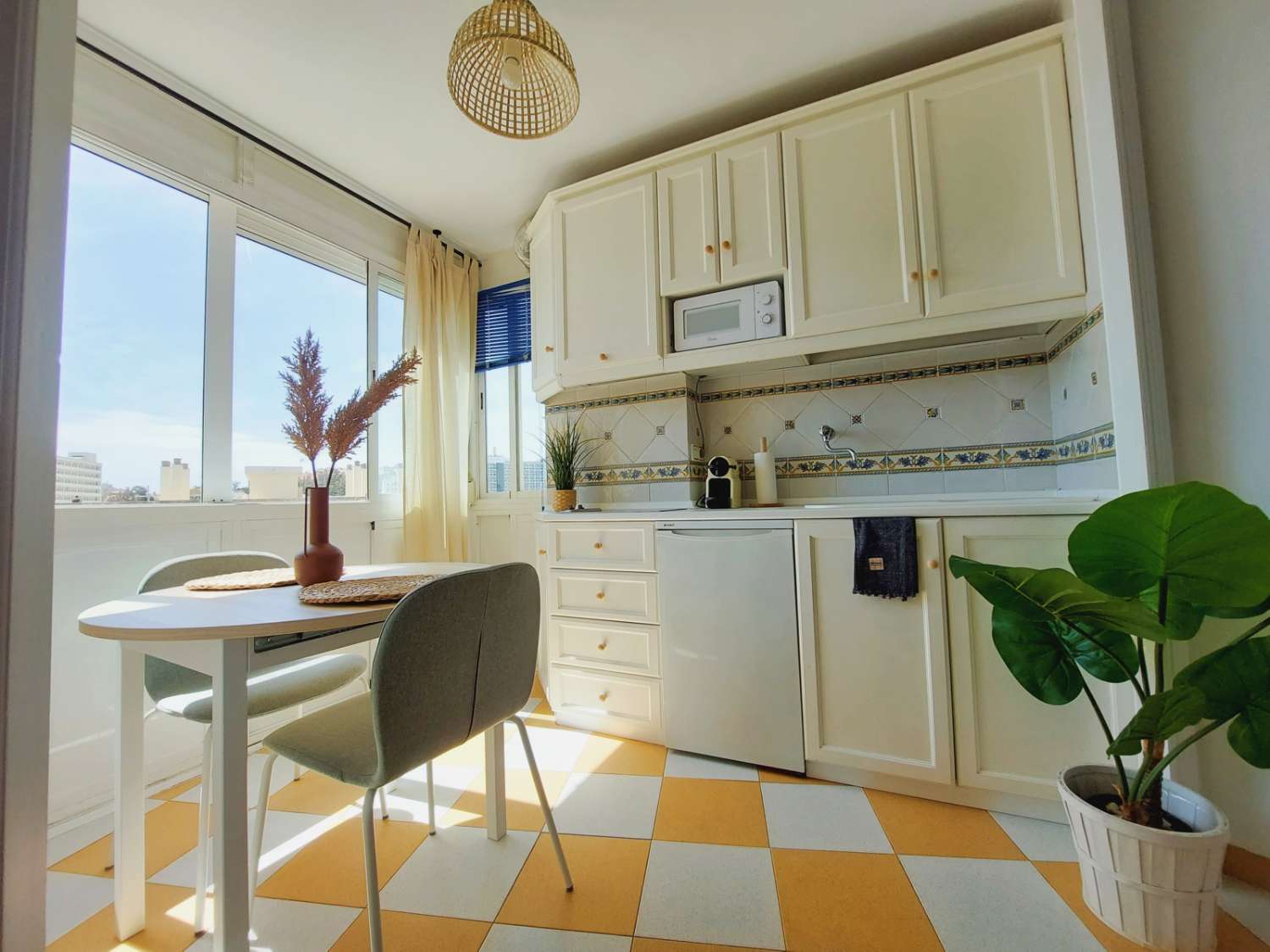 HALV SEMESTER STUDIELEJE FRA 15/10/26 - 31/05/27 I BENALMÁDENA PÅ 2. LINJE AF STRANDEN.