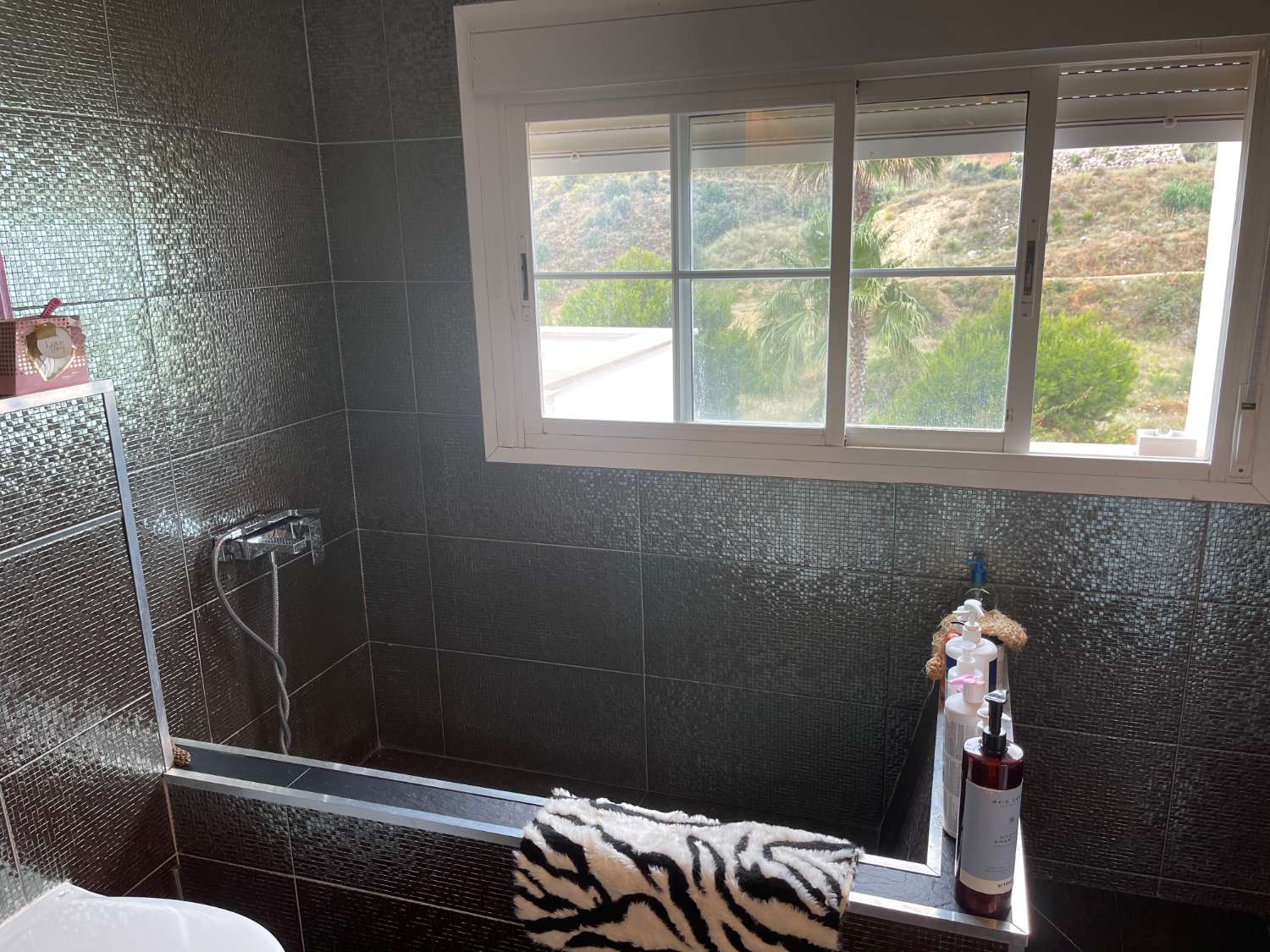 Se alquila  desde hasta 30/06/26 y desde 01/09/2026 hasta 30/06/2027 Impresionante chalet adosado en zona residencial en Benalmádena