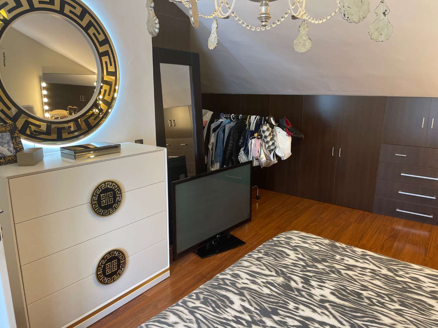 Se alquila  desde hasta 30/06/26 y desde 01/09/2026 hasta 30/06/2027 Impresionante chalet adosado en zona residencial en Benalmádena