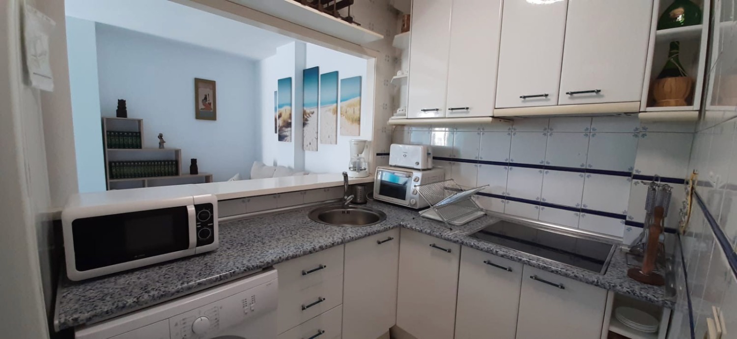 SE ALQUILA MEDIA TEMPORADA DESDE 01/12/2026- 30/06/2027  BONITO APARTAMENTO EN 2ª LINEA DE PLAYA.