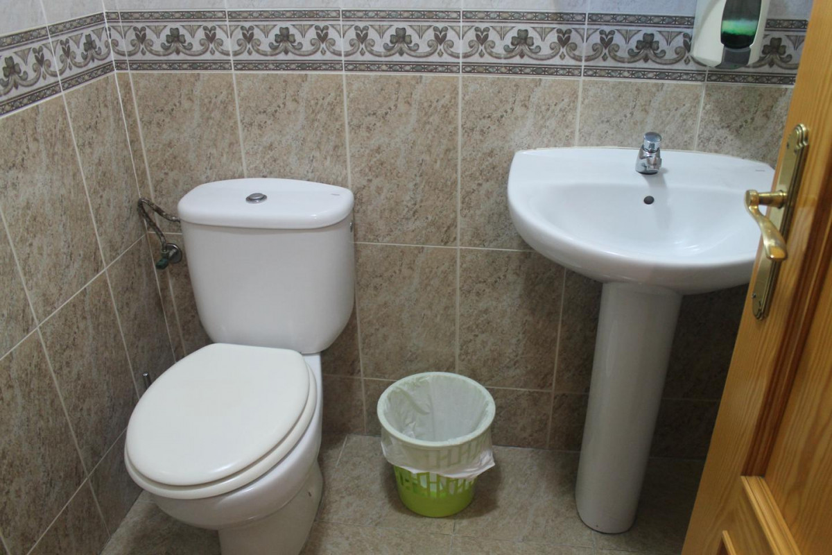 SE VENDE LOCAL EN ARROYO DE LA MIEL.