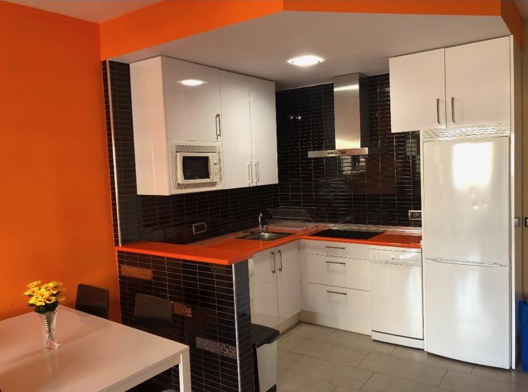 SE ALQUILA  DESDE  15/10/26-21/3/27- BONITO APARTAMENTO CON VISTAS AL MAR EN BENALMÁDENA