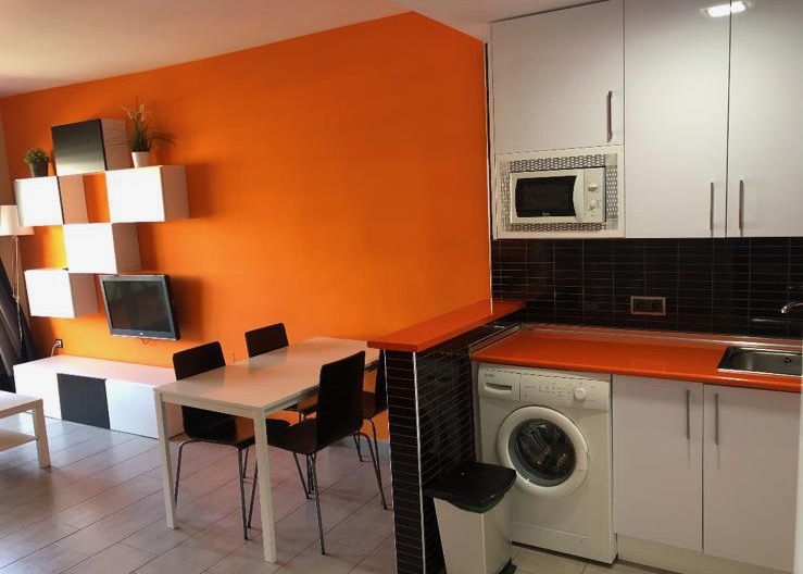 SE ALQUILA  DESDE  15/10/26-21/3/27- BONITO APARTAMENTO CON VISTAS AL MAR EN BENALMÁDENA