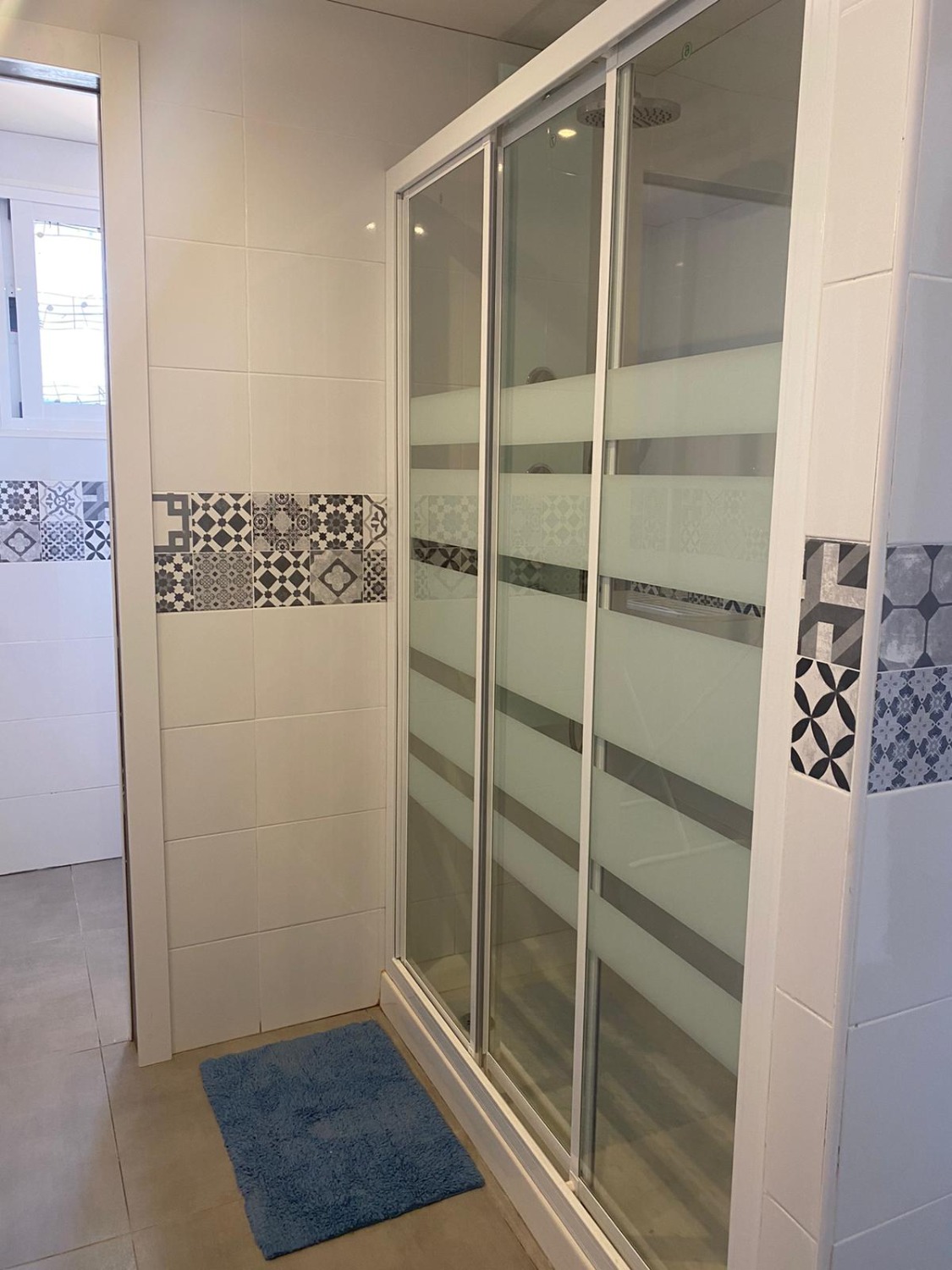 SE ALQUILA HASTA 30.6.26  BONITO APARTAMENTO CON VISTAS AL MAR  EN BENALMADENA.