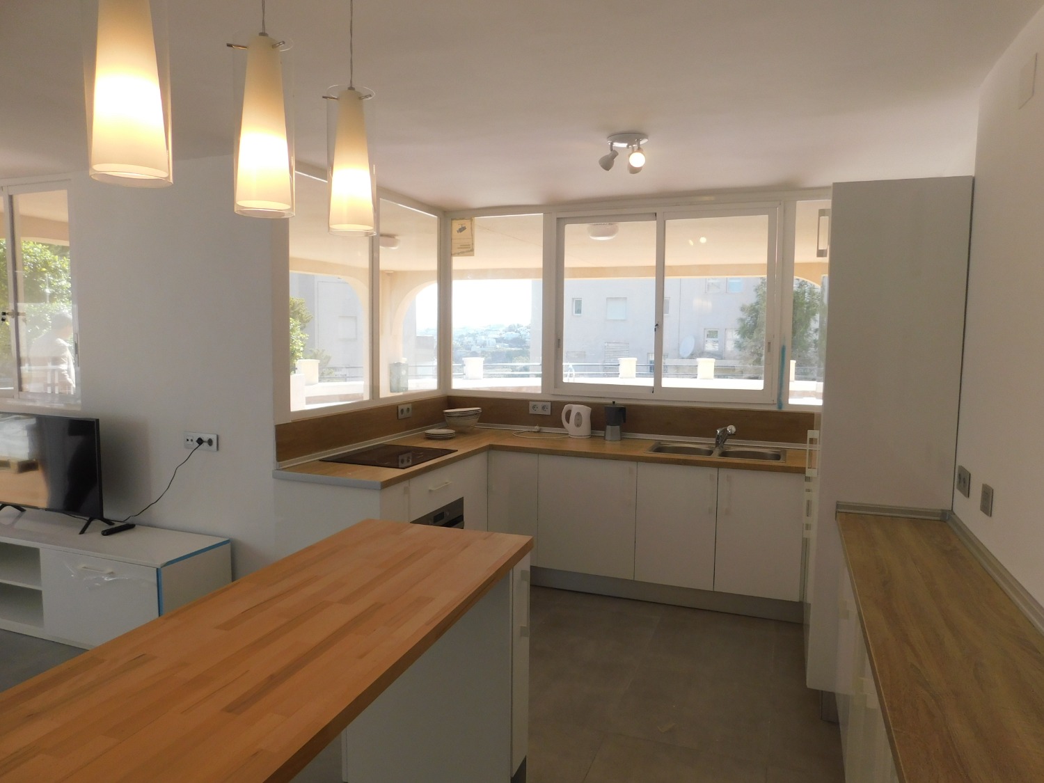 SE ALQUILA HASTA 30.6.26  BONITO APARTAMENTO CON VISTAS AL MAR  EN BENALMADENA.