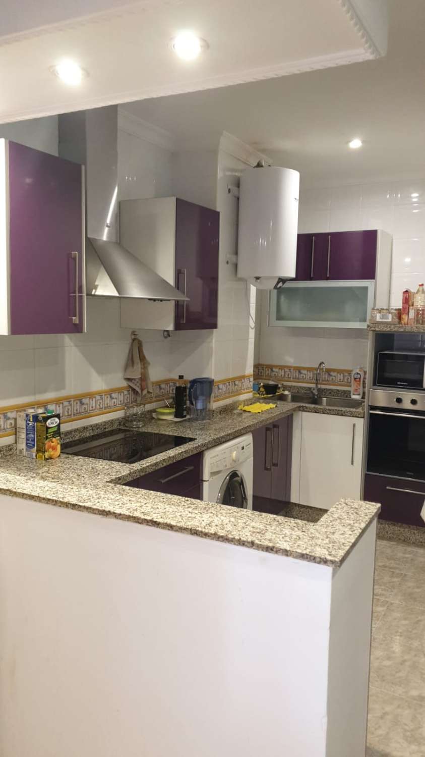 SE ALQUILA  DESDE   ahora  hasta 30.6.26. BONITO APARTAMENTO EN 1ª LINEA DE PLAYA EN LA CARIHUELA (TORREMOLINOS).