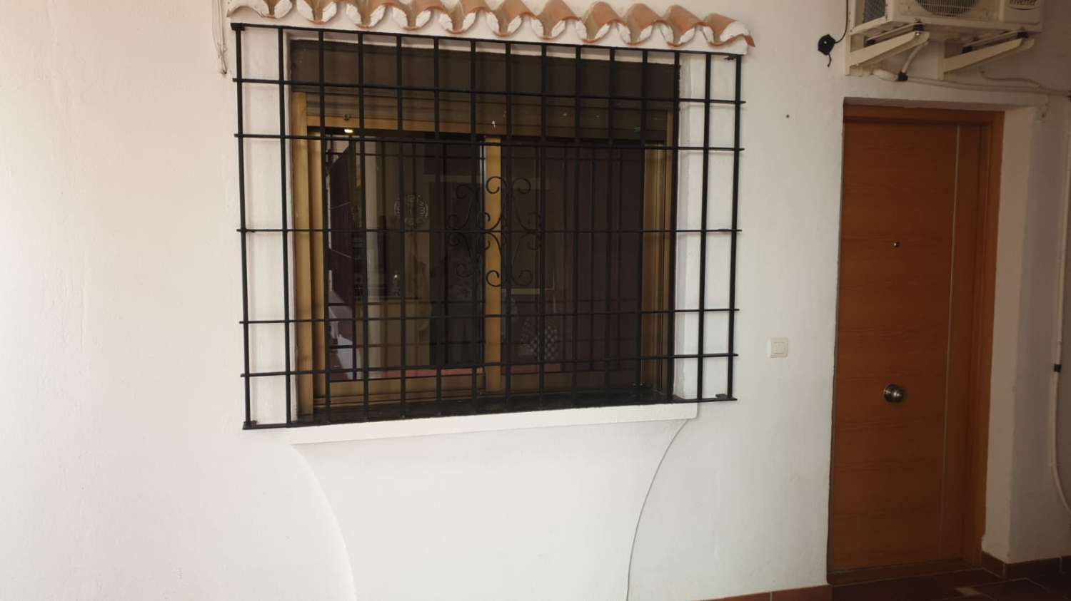 SE ALQUILA  DESDE   ahora  hasta 30.6.26. BONITO APARTAMENTO EN 1ª LINEA DE PLAYA EN LA CARIHUELA (TORREMOLINOS).